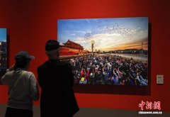 四川成都：290余件全国优秀摄影作品吸引参观者